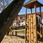 Ein Kind auf dem mittleren Bereich des Klettergerüst