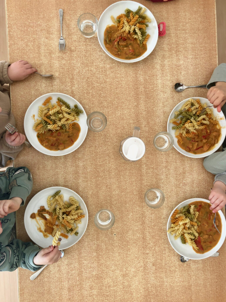 Kinder beim gemeinsamen Mittagessen von oben fotografiert