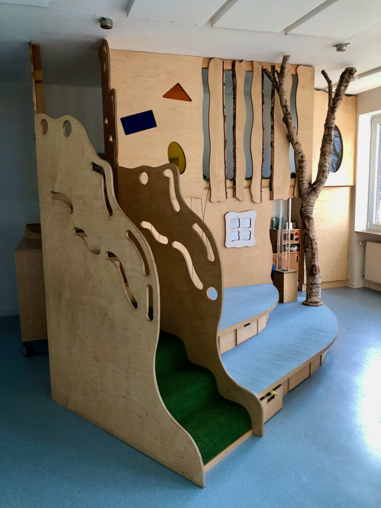 Hochebene zum spielen und erkunden im Gruppenraum