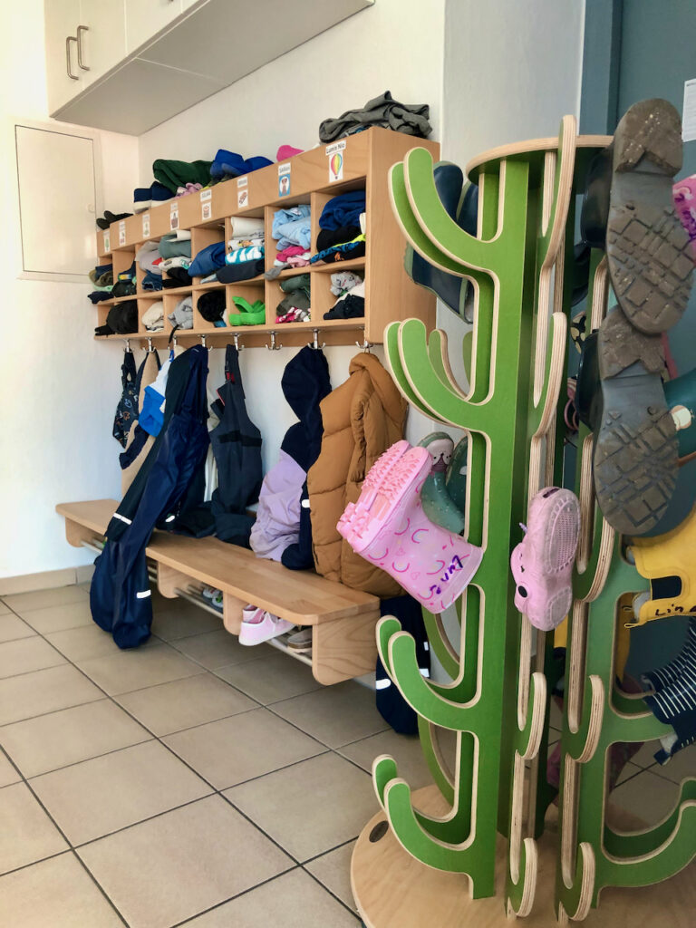 Garderobe mit Stifelhalter in Katusform